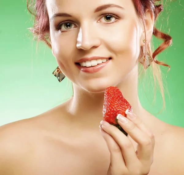 Šťastná usměvavá žena s jahodou — Stock fotografie