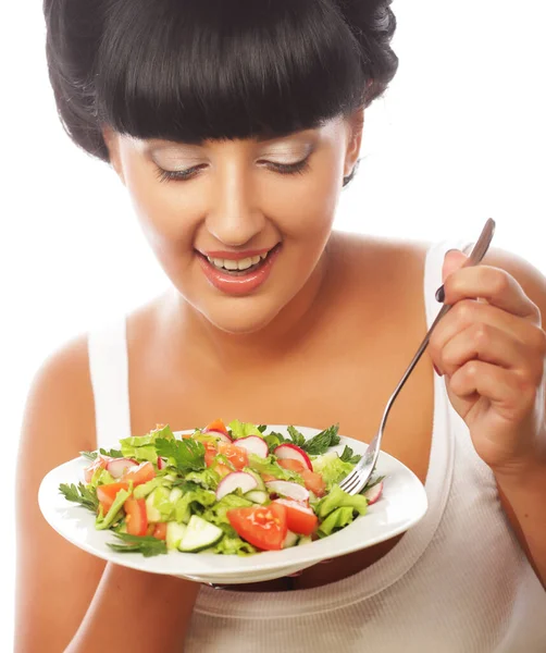 Mulher feliz comendo salada — Fotografia de Stock