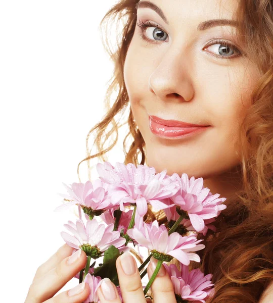 Blond flicka med rosa blomma på vit bakgrund — Stockfoto