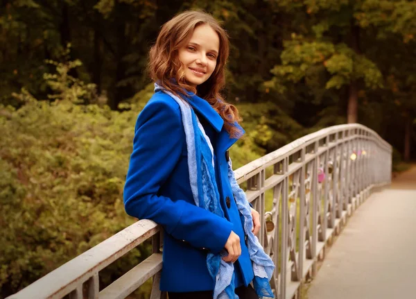 Woman on bridge in autumn park — Stock Photo, Image