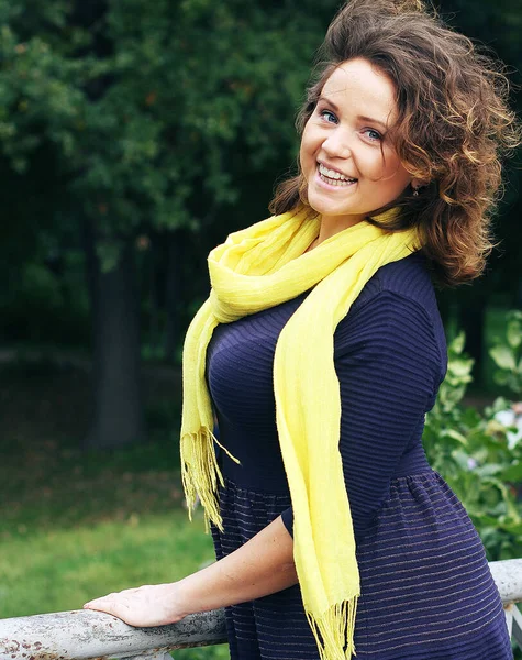 Femme sur le pont dans le parc d'automne — Photo