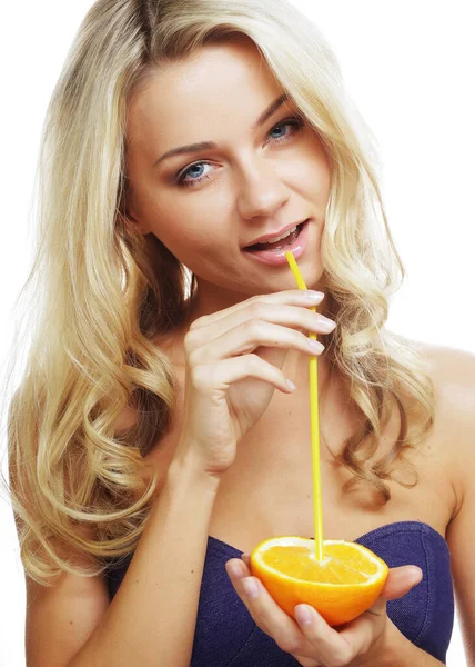 Młoda szczęśliwa kobieta pije sok pomarańczowy. — Zdjęcie stockowe