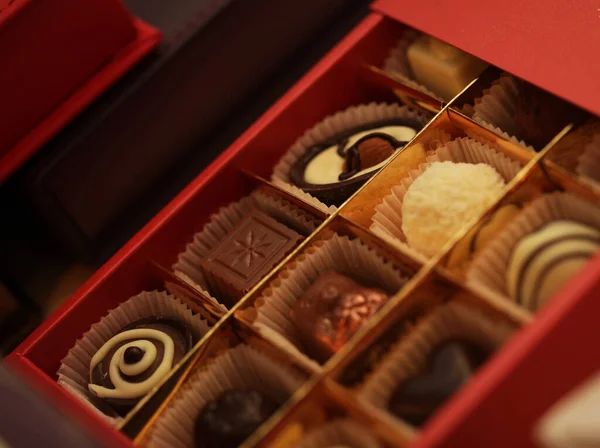 Bonbons au chocolat dans une boîte — Photo