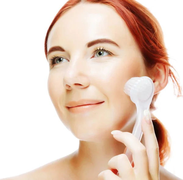 Ragazza pulizia viso con spazzola peeling — Foto Stock