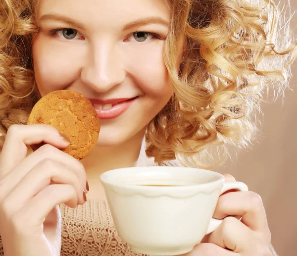 Женщина с кофе и печеньем — стоковое фото
