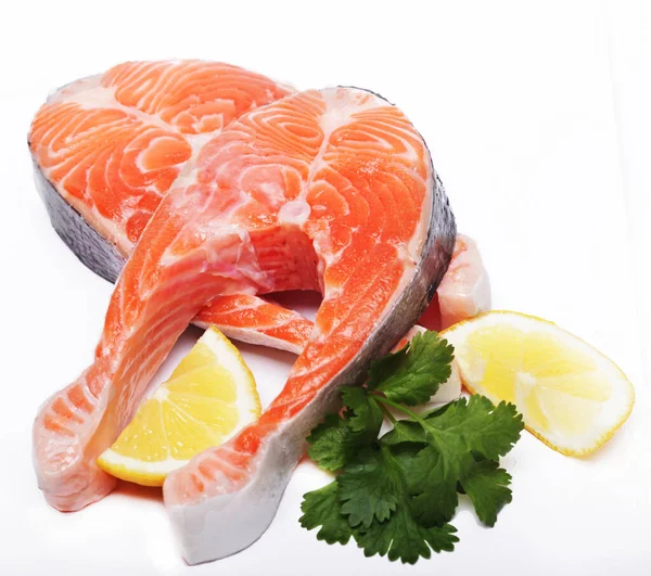 Salmão. Bife de peixe vermelho de salmão cru fresco . — Fotografia de Stock