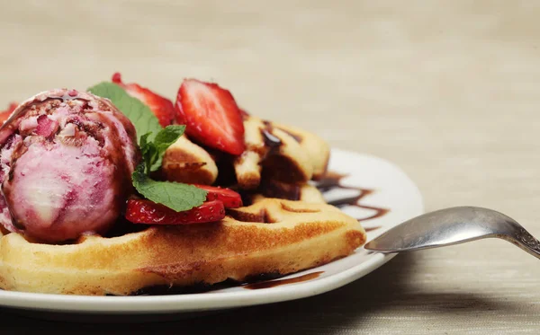 Waffles com morango e sorvete — Fotografia de Stock