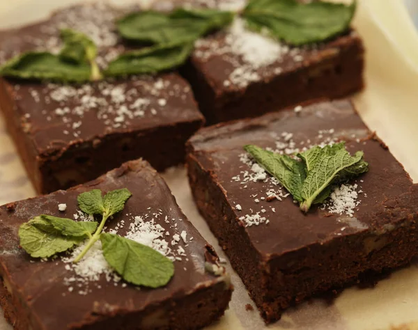 Ciasto czekoladowe z truskawkami i miętą — Zdjęcie stockowe