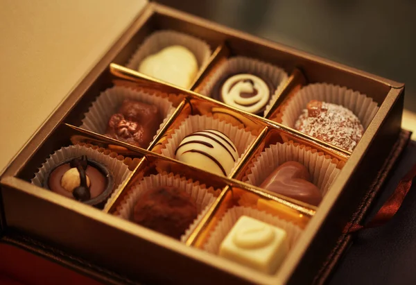 Caramelle al cioccolato in una scatola — Foto Stock