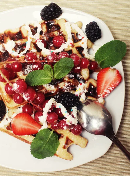 Wafels met aardbeien en bramen — Stockfoto