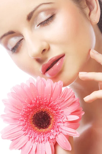 Mooie vrouw met roze gerber — Stockfoto