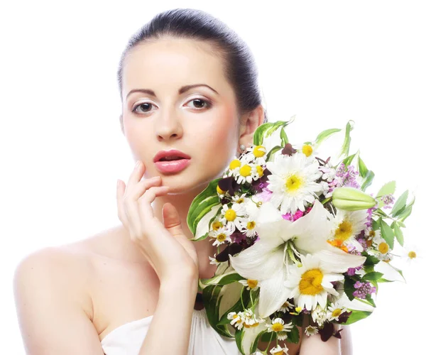 Belle jeune femme avec des fleurs bouquet — Photo