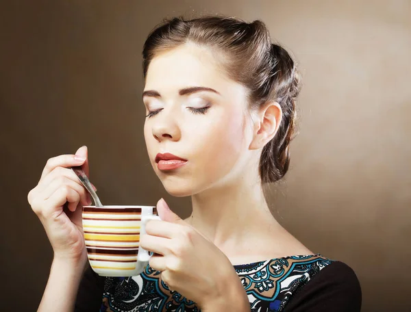 Hermosa mujer bebiendo café —  Fotos de Stock