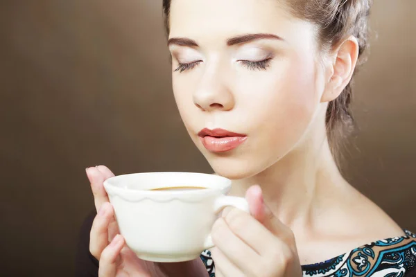 Mulher bonita bebendo café — Fotografia de Stock