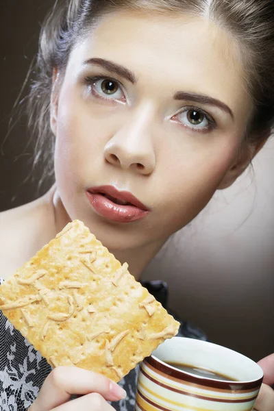 Mujer con café y galletas — Foto de Stock