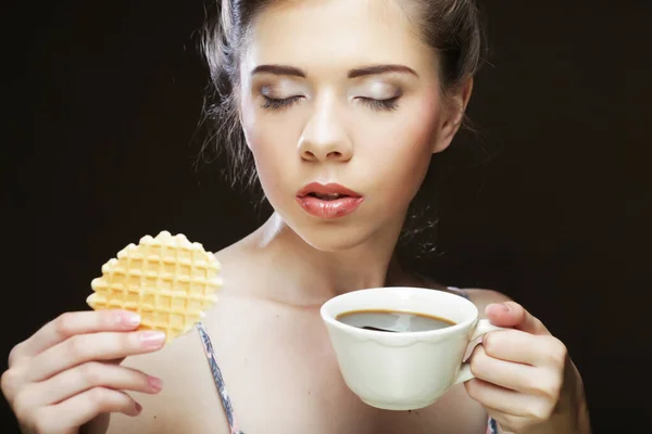 Mulher com café e biscoitos — Fotografia de Stock