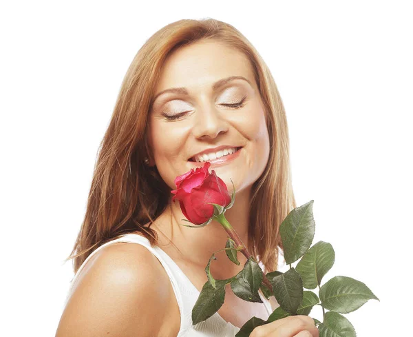 붉은 장미를 가진 아름다운 여인 — 스톡 사진