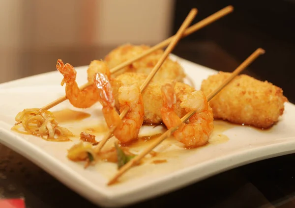 Camarones a la parrilla con arroz en plato blanco — Foto de Stock