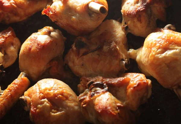 Plasterki pieczonego kurczaka na blasze do pieczenia — Zdjęcie stockowe