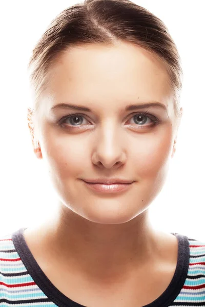 Красиве усміхнене обличчя молодої жінки зі здоровою чистою шкірою — стокове фото