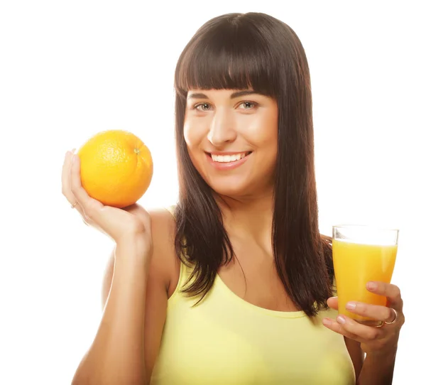 Fiatal, boldog nő narancslevet iszik. — Stock Fotó