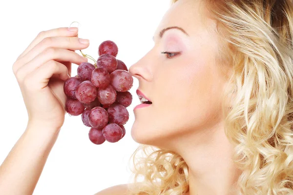 Junge Frau hält Weintrauben in der Hand — Stockfoto