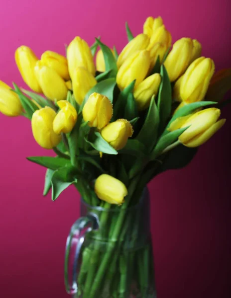 Buquê de tulipas em vaso de vidro — Fotografia de Stock