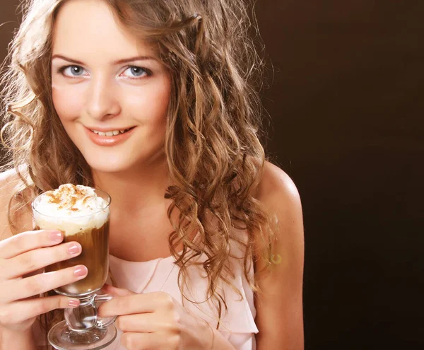 카페 라떼 컵을 들고 있는 젊은 금발 여성의 모습 — 스톡 사진
