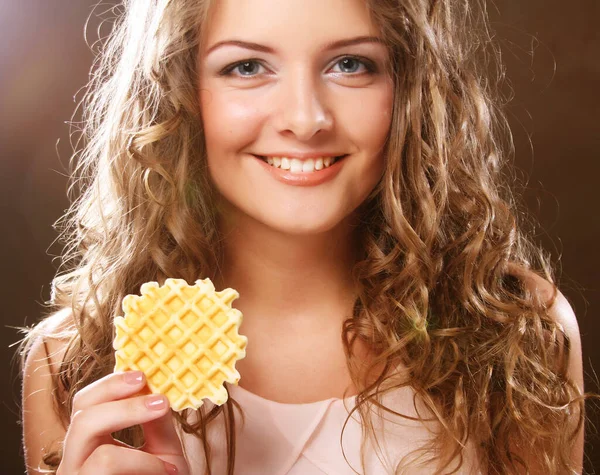 Smiling young blond woman with a cake — Stock Photo, Image