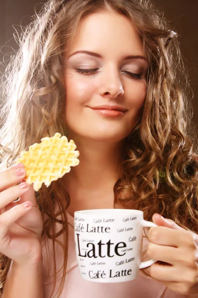 Kobieta z kawą i ciasteczkami, zdjęcie studyjne — Zdjęcie stockowe