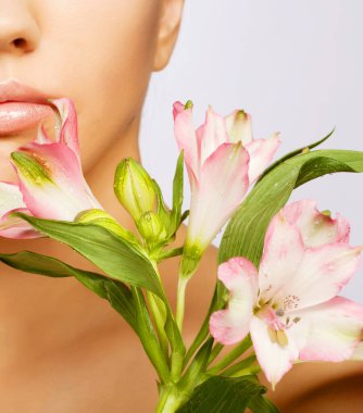 Pembe çiçekli güzel kadın