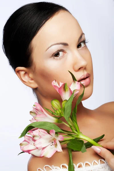 Mulher com flores isoladas em branco — Fotografia de Stock