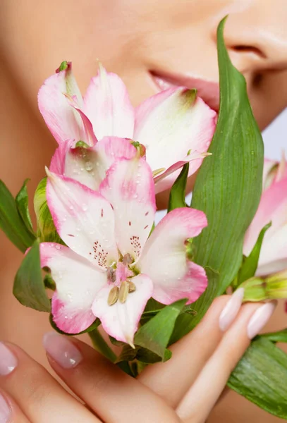 Vacker kvinna med rosa blomma — Stockfoto