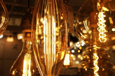 Mağazanın arka planında tavan lambaları