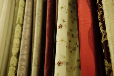 Kumaş ve tekstil ruloları depoda