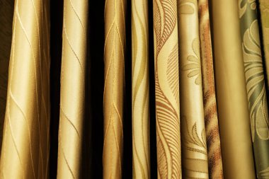 Kumaş ve tekstil ruloları depoda