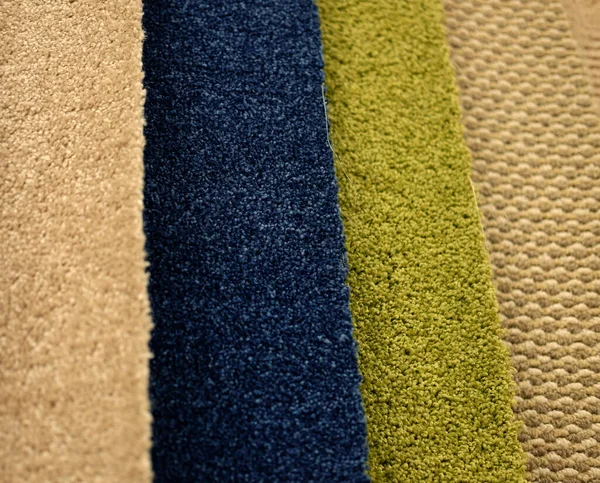 소매를 위해 전시되어 있는 화려 한 카펫 견본 — 스톡 사진