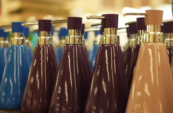Flessen voor zeep in de winkel close-up foto — Stockfoto