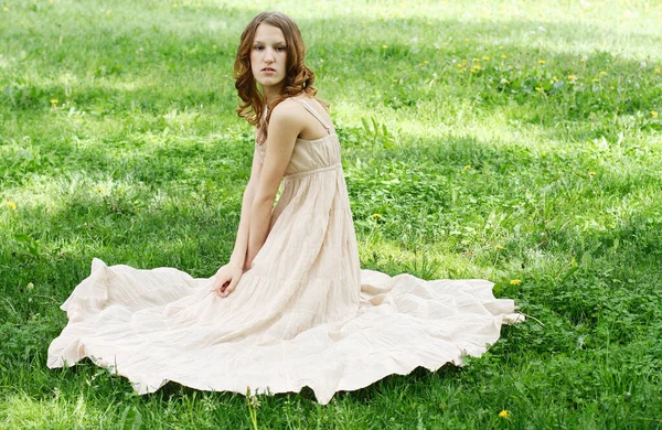 Молодая женщина в летнем платье в парке, счастливый летний день — стоковое фото