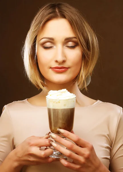 Young woman holding cafe latte cup close up — Stock Photo, Image