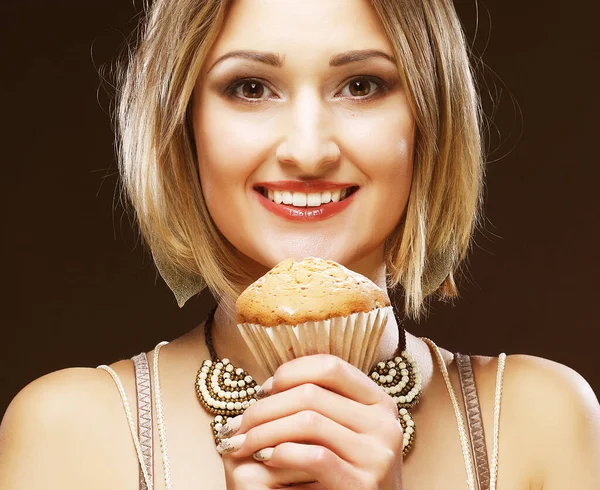 La bella giovane donna sorridente con una torta — Foto Stock