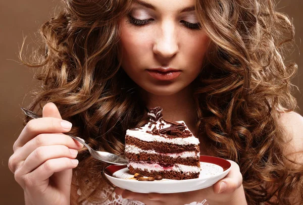 Mujer joven con un pastel de cerca — Foto de Stock