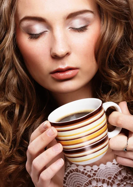 Retrato de una joven rubia sosteniendo la taza de café de cerca — Foto de Stock