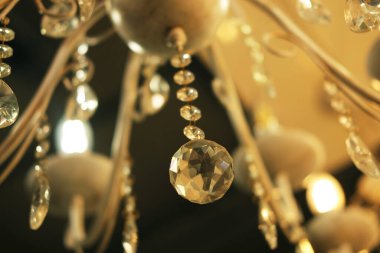 Mağazadaki tavan lambaları, avizeler. Görüntüyü kapatın.