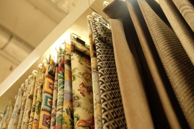 Kumaş ve tekstil ruloları depoda