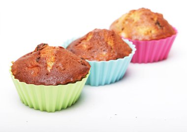 Beyaz arka planda kapkekler, kapatın.