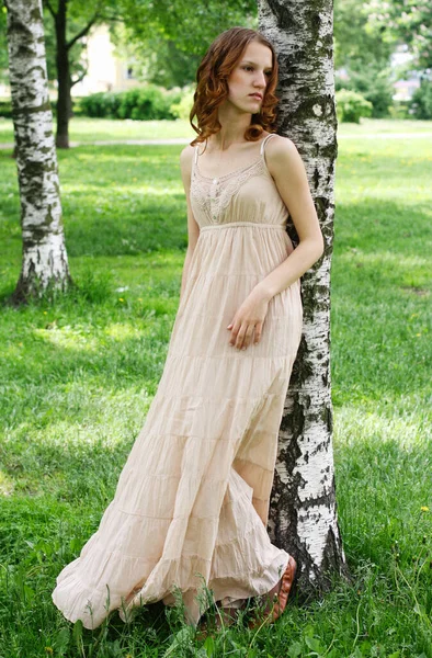 Mujer con vestido de verano en el parque, feliz día de verano — Foto de Stock