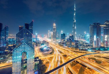 Gece Dubai şehir merkezinde. Otoyollar ve gökdelenler üzerinde manzara hava görünümü.