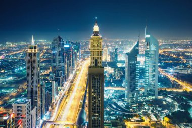 Gece Dubai şehir merkezinde. Otoyollar ve gökdelenler üzerinde manzara hava görünümü.