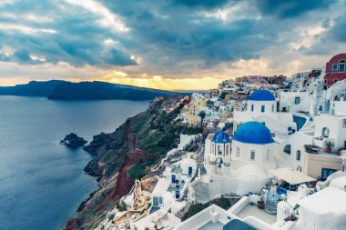 Oia Kiliseler, Yunanistan Santorini ada, gün batımında. Seyahat arka planı. 